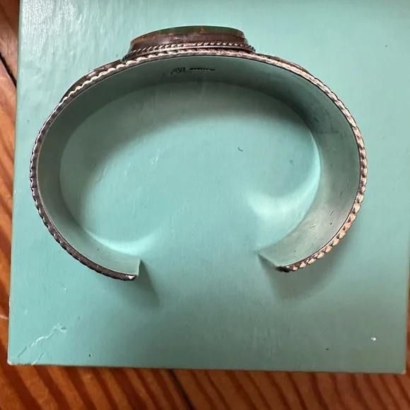 Signed NAVAJO, Sterling Silver and Natural Green Stone Bracelet. - Picture 5 of 5